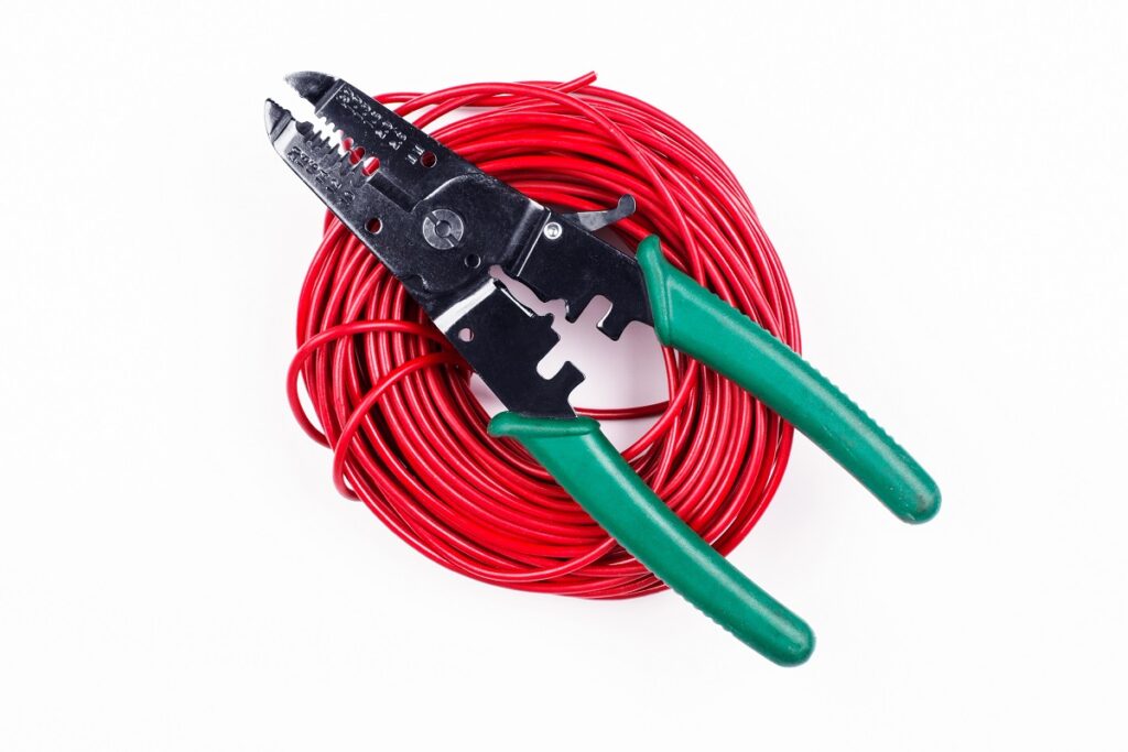 Como Escolher um Alicate Para Cabos Elétricos de Alta Tensão: Guia Técnico e Profissional