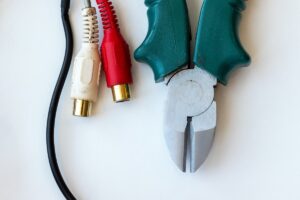 Como Escolher um Alicate Para Cabos Elétricos de Alta Tensão: Guia Técnico e Profissional
